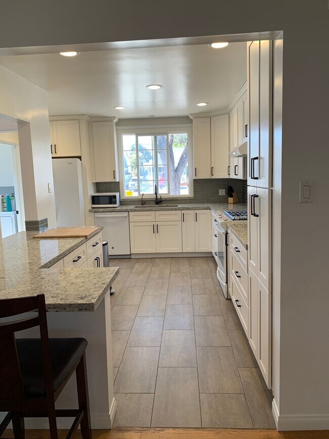 Building Photo - Spacious 3+3 Single Story Home w/ office -...
