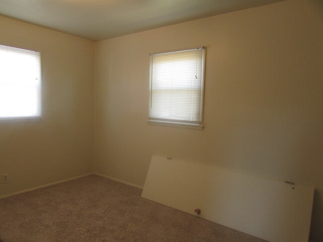 Building Photo - 3 BEDROOM | 1 BATH | CARPORT | SOUTH