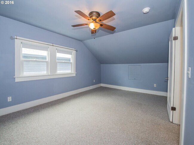 Building Photo - Amazing Well Kept Secret! 4bed 1.5bath Bungalow!