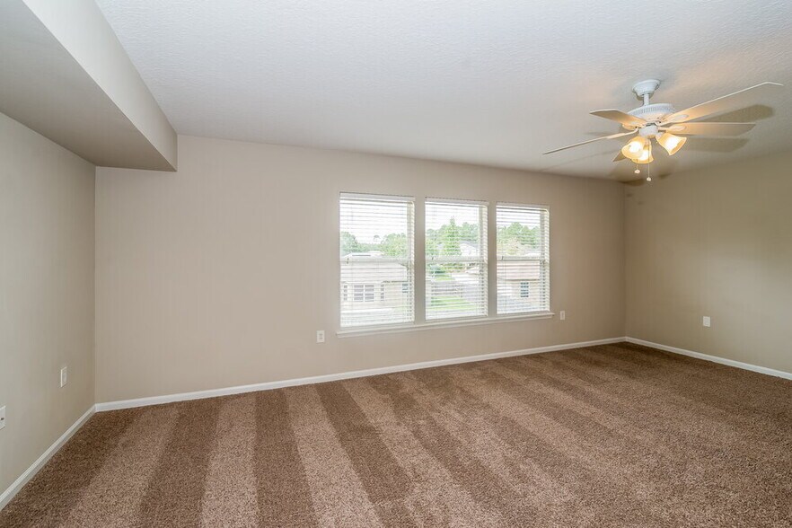 Building Photo - 2300 Justin Lake Dr