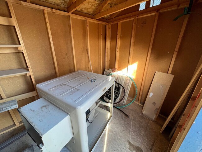 Building Photo - 3 Bedroom, 1.5 Bath Townhome W/ Attached S...