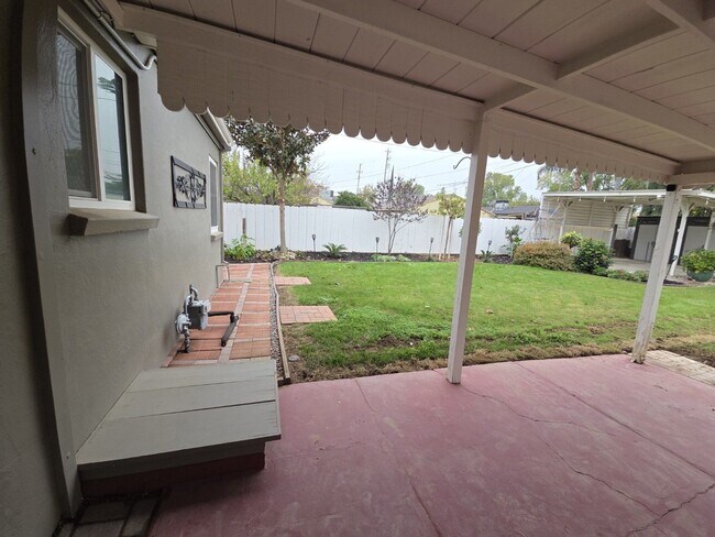 Building Photo - Elegant home with classic charm