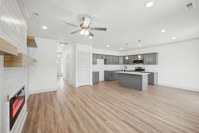 Building Photo - 3 Bedroom 2 1/2 Bath Luxury Home Near Madison Street!