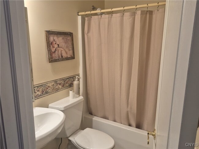 Building Photo - 331 Summerhaven Dr N