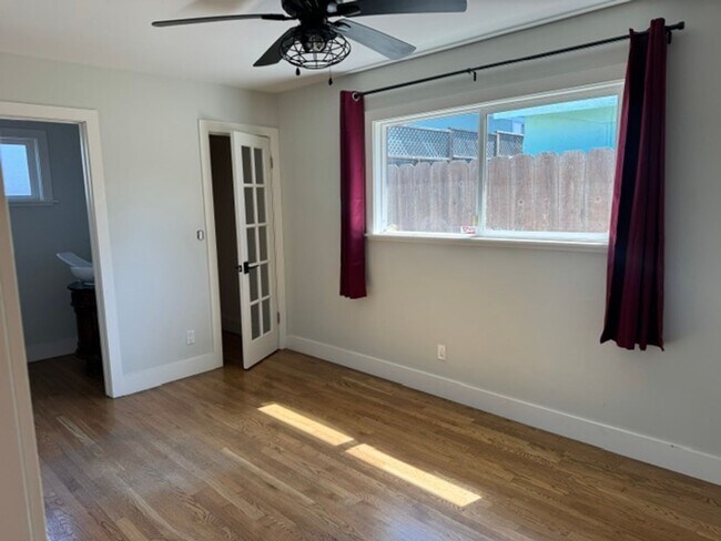Building Photo - Great Three Bedroom One and 1/2 bath house in Seaside