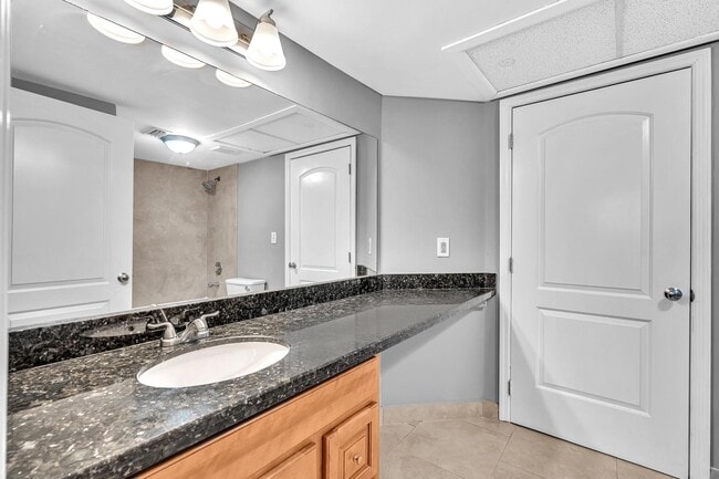 Building Photo - 2820 N Oakland Forest Dr