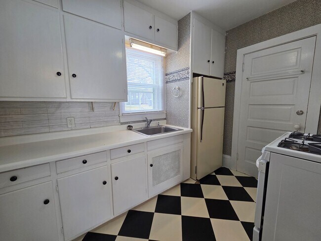 Building Photo - Bertch &amp; Western