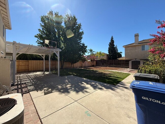 Building Photo - 4-bedroom two story in Sylvan School District!