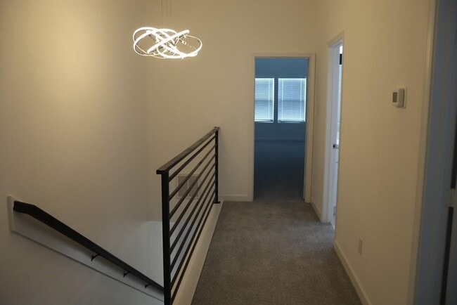 Building Photo - 5126 Lyndhurst Dr