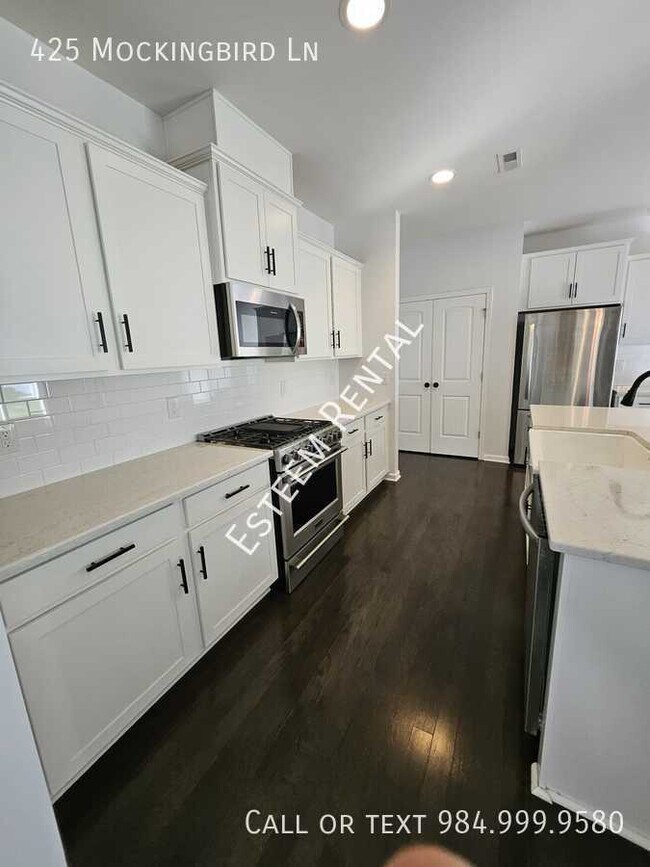 Building Photo - 425 Mockingbird Ln