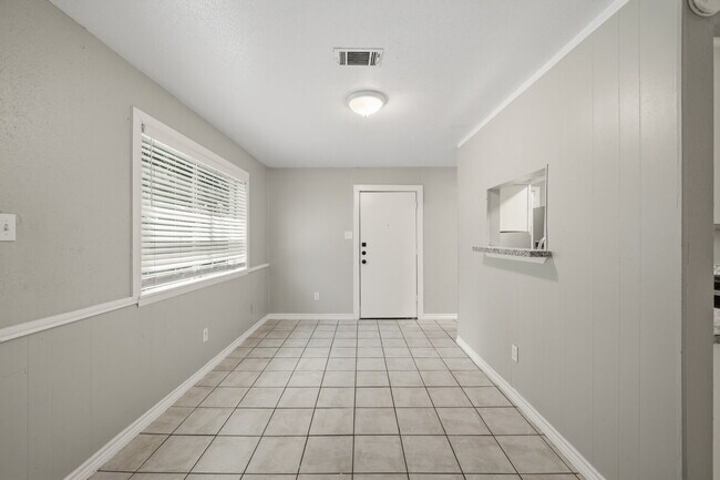 Building Photo - Updated Two-Story Duplex in Pearland with Yard Care Included