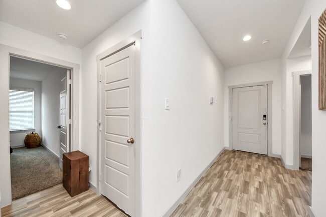 Building Photo - 202 Serena Pk Ln