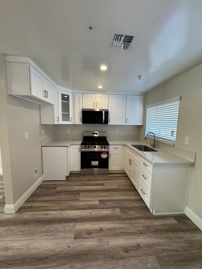 Building Photo - 922 Benito Ave