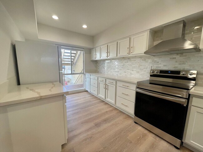 Building Photo - AVAILABLE NOW !! 2 Bedroom 2 Bathroom Cond...