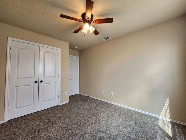 Building Photo - 3/2.5/2 Duplex / Minutes from Downtown NB & Creekside Shopping & Restaurants / Fenced in Yard /CISD