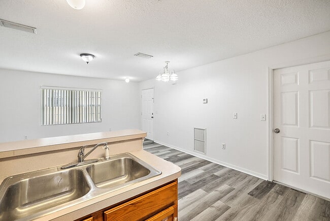 Building Photo - 526 Paulling Dr