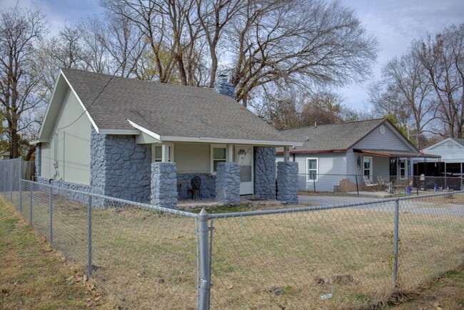 Building Photo - Recently Updated West Tulsa Home!