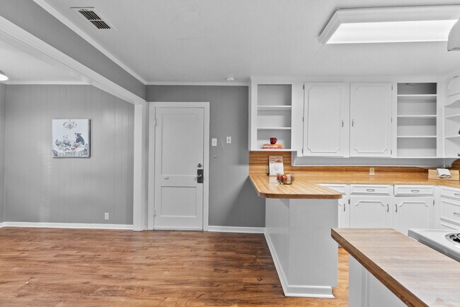 Building Photo - 901 N Azalea Dr