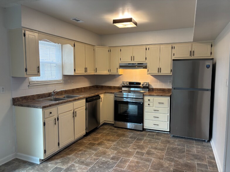 Building Photo - 1211 Warwick Dr