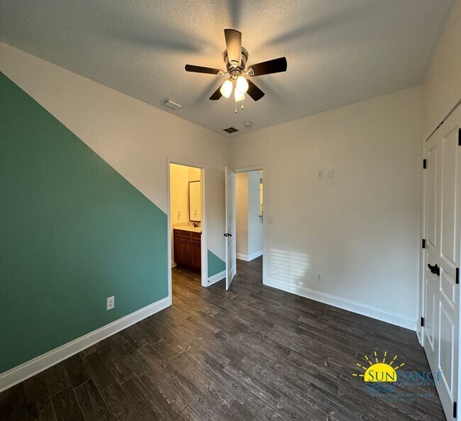 Building Photo - Prime Location: 4 Bedroom Home in Elliot Point Neighborhood, Fort Walton Beach!