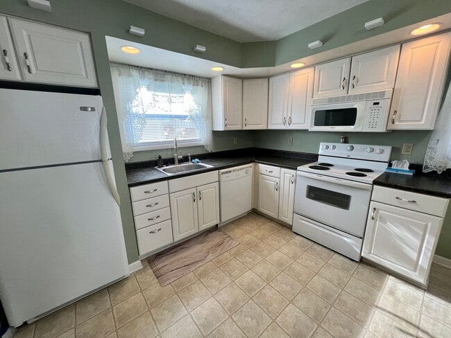 Building Photo - Charming Home - 2 Bedrooms 2 Bathroom - Mo...