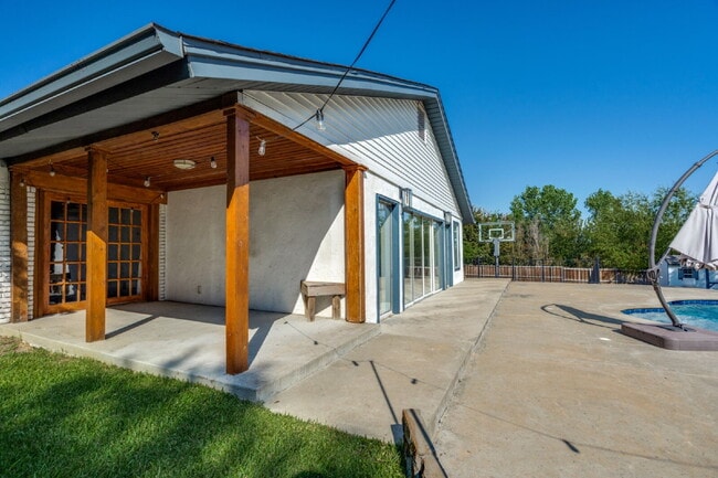 Building Photo - Garland Split Level