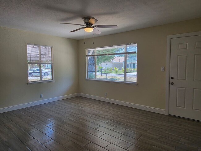 Building Photo - Updated 2 Bedroom 1 Bath in Central Gulfport