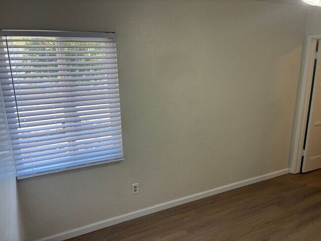 Building Photo - Centrally Located 3/1