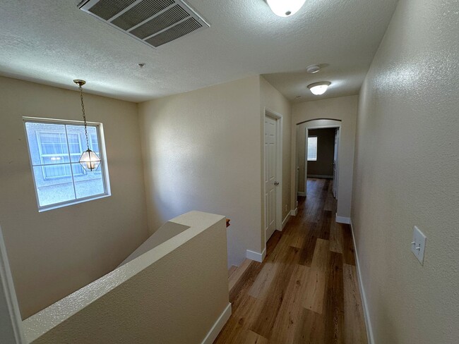 Building Photo - Spacious 4 Bed, 3 Bath Townhome in Gated W...