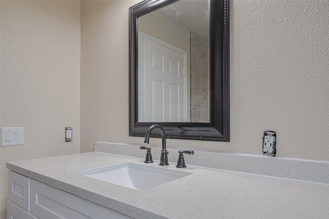 Building Photo - 5703 Saragosa Dr