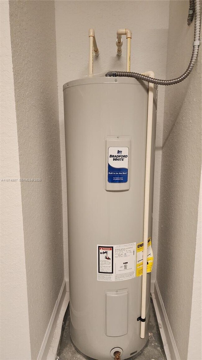 Building Photo - 2965 SE 23rd Ave