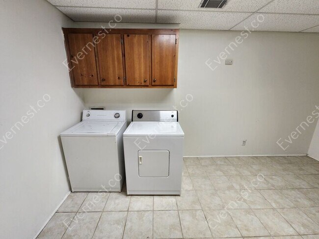 Building Photo - 500 Towergate Pl