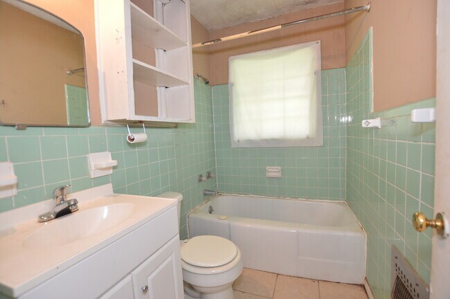 Building Photo - Shelby Street Triplex