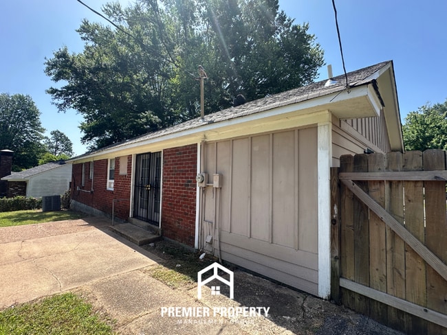 Building Photo - Move-In Ready 4 Bedroom Rental in 38134 - Hardwood Floors & Open Kitchen