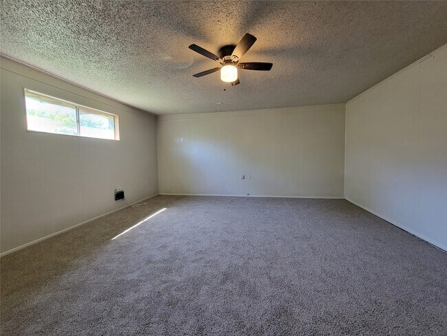 Building Photo - 1220 Lewis Dr