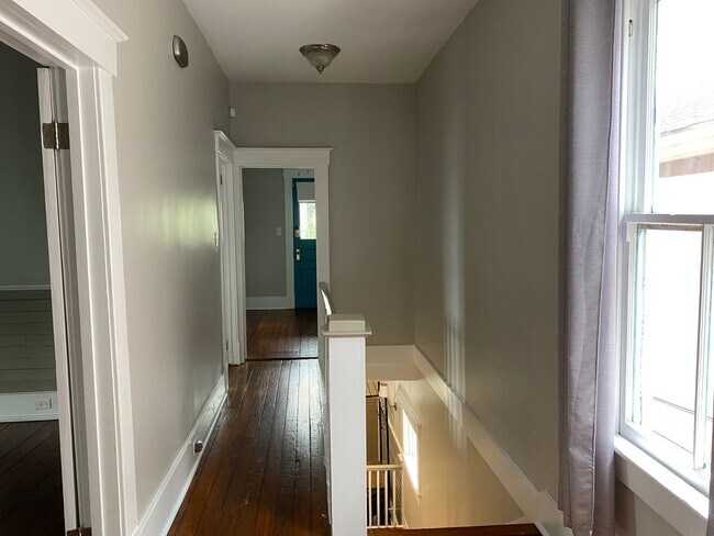 Building Photo - Stunning 3 bedroom/2bath Victorian home