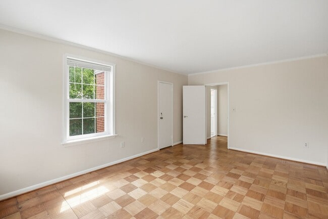 Building Photo - 3535 Chevy Chase Lake Dr