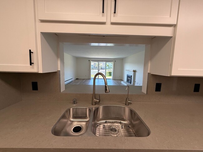 Building Photo - LARGE UPDATED TWO BEDROOM / TWO BATHROOM G...