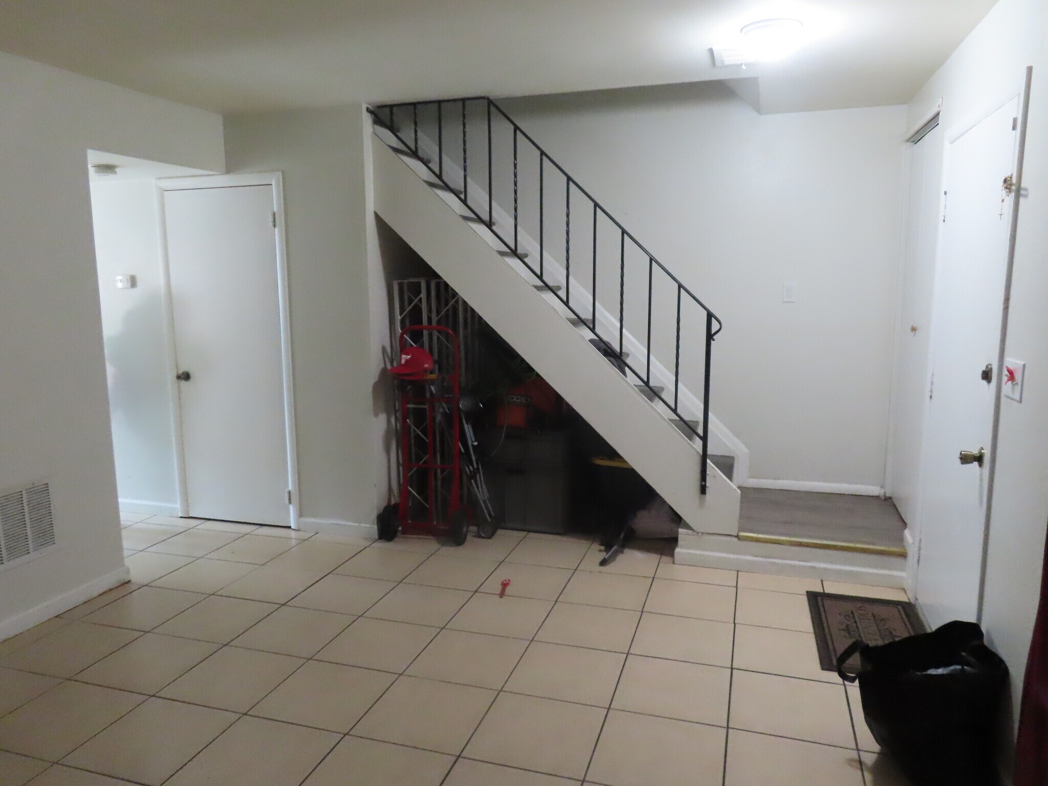 Building Photo - 200 Woodlake Manor Dr