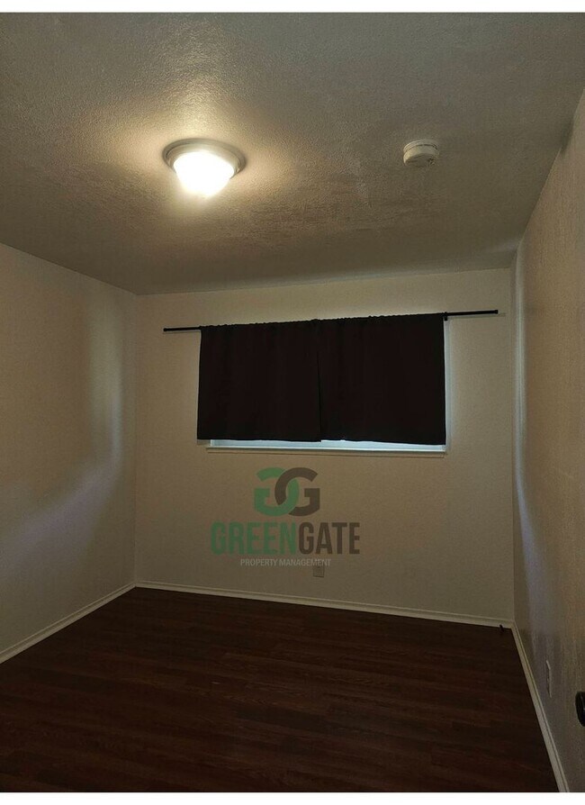 Building Photo - 3 BEDROOM 2 BATH HOME MOVE IN READY IN MOD...