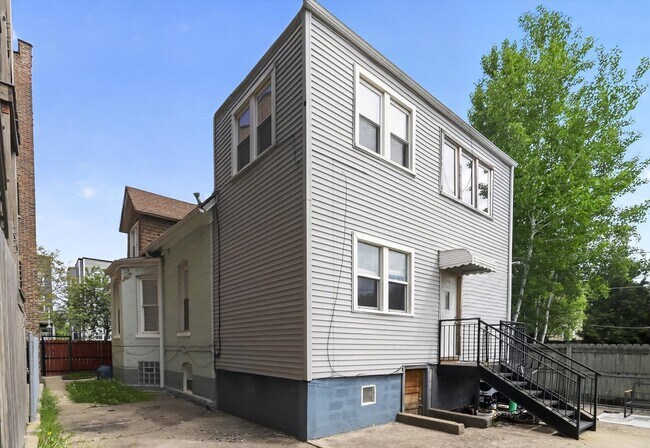 Building Photo - 3651 W Wabansia Ave