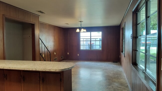 Building Photo - 1215 S Elm St