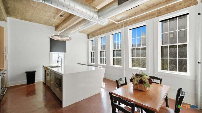 Building Photo - 222 Losoya St