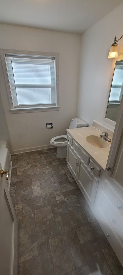 Building Photo - Lewisville Gem!