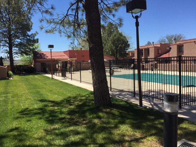 Building Photo - 2 Bedroom Condo in Country Club Villas Com...