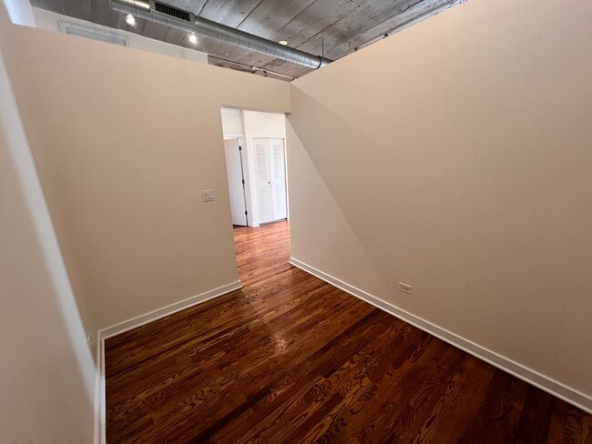 Building Photo - 1069 W 14th Pl