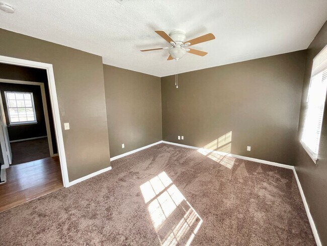 Building Photo - 1704 Devonwood Dr