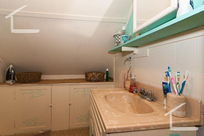 Building Photo - Huge 4 bed unit in Oak Square well below m...