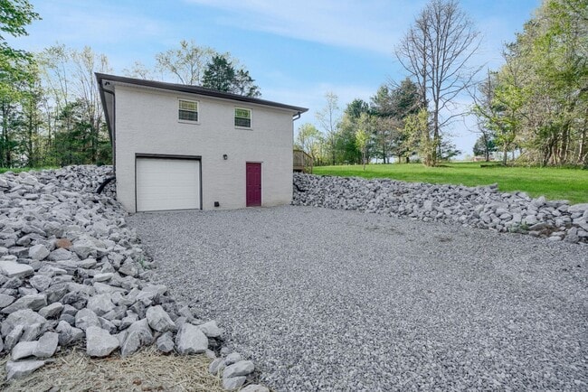 Building Photo - Beautiful Renovated 3 Bedroom Home For Ren...