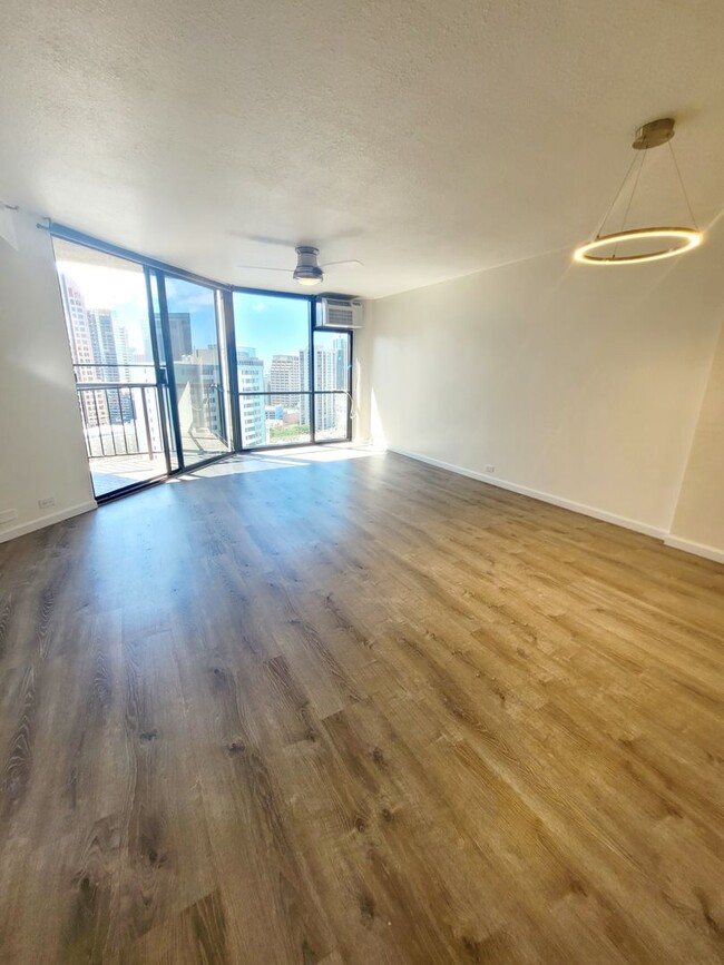 Building Photo - AVAILABLE NOW | 6 or 12 Month Lease Option...